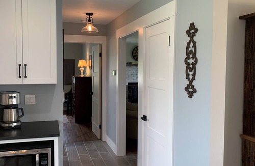 Damascus House | Private Hilltop Getaway with Hot Tub & Saltwater Heated Pool