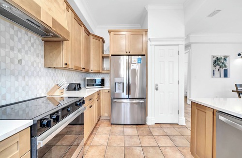 Emerald Waters Village House | Private Pool & Beach Access! Free 5+ Car Parking