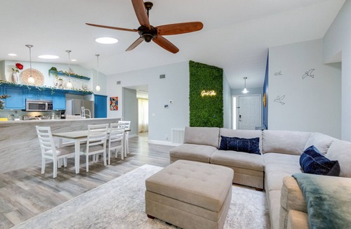 Palm Bay House | Private Pool - Bright Spacious Home Business or Family, 25 Min to Beach