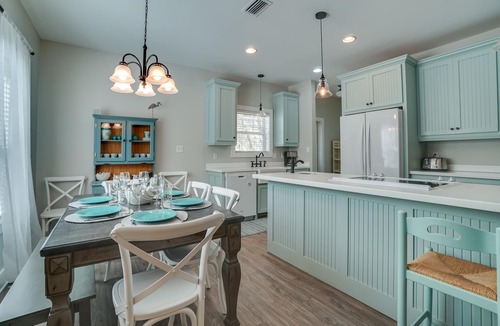 Seagrove Beach House | PRIVATE POOL! Walk to beach/cafes/shops! Quiet area! Bikes/beach equipment incl.