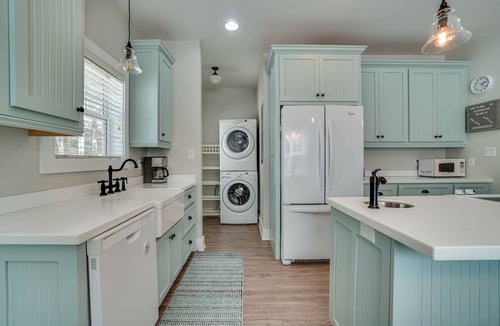 Seagrove Beach House | PRIVATE POOL! Walk to beach/cafes/shops! Quiet area! Bikes/beach equipment incl.