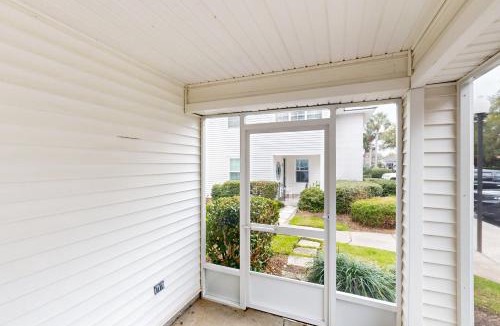 Saint Simons Heights House | Private retreat with access to community pool & nearby entertainment