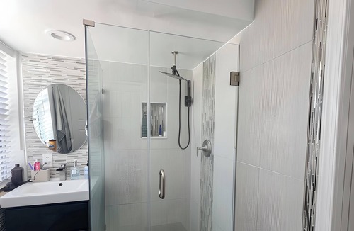 Driftwood House | Private Room w/Private Bath Near Hard Rock & Airport
