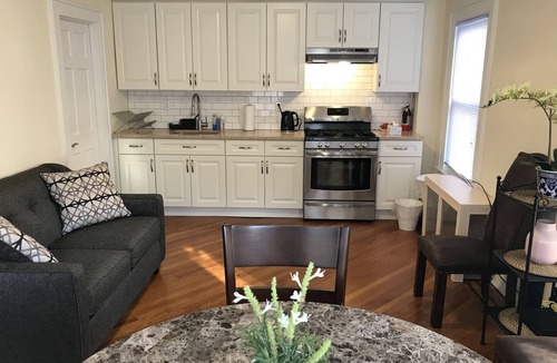 Queens House | *Private room with New Modern Furniture and Comfortable Mattress
