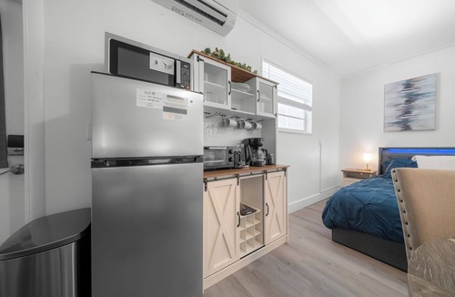 Ocala House | Private suite with pool access near WEC, Downtown, Restaurants, Publix & More!