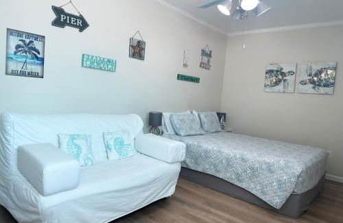 Largo House | Private Suite with Private Gym&Patio, Minutes to Beaches, Up to 4 Guests