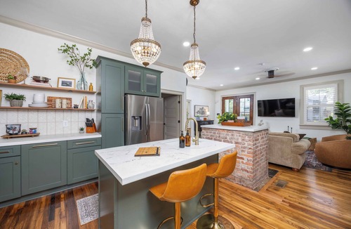 Columbus House | Promenade on Poplar- Brand New, Beautifully Decorated Cozy 2 Bedroom w/King Bed