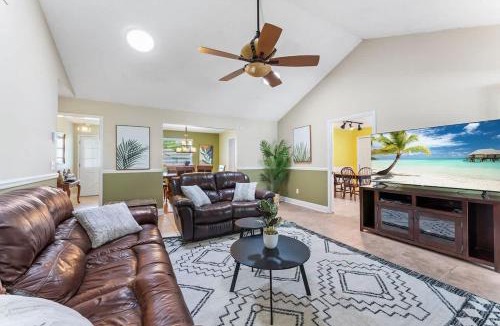 Southside House | Putt Putt Pool Home - Mini Golf Grill Ping Pong