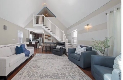 Queens Apartment | Quaint 2bedroom Apt. w/AC in cozy near JFK AIRPORT, Public trains/buses shops !