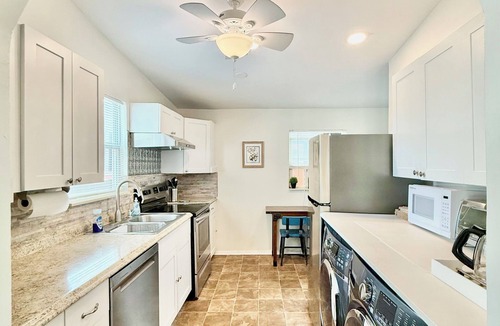 St. Petersburg - Clearwater House | QUAINT BUNGALOW RETREAT - COZY PRIVATE BACKYARD - WASHER/DRYER-CLOSE TO ST-PETE!