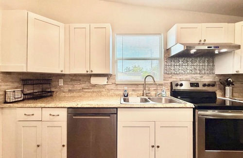 St. Petersburg - Clearwater House | QUAINT BUNGALOW RETREAT - COZY PRIVATE BACKYARD - WASHER/DRYER-CLOSE TO ST-PETE!