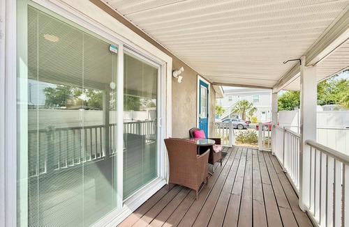 St. Petersburg - Clearwater House | QUAINT BUNGALOW RETREAT - COZY PRIVATE BACKYARD - WASHER/DRYER-CLOSE TO ST-PETE!