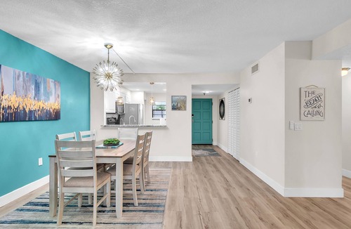 Indian Shores Condo | ☀Quick Walk To Beach🌴Large Pool Deck-Pool/Hot Tub/Chairs🐬Golden Shores 210🐠