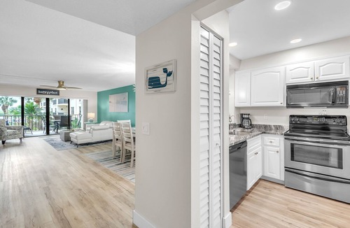 Indian Shores Condo | ☀Quick Walk To Beach🌴Large Pool Deck-Pool/Hot Tub/Chairs🐬Golden Shores 210🐠
