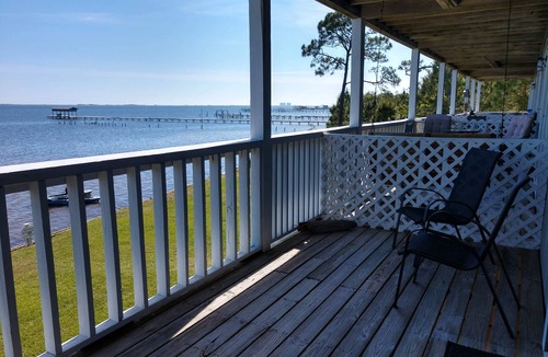 Gulf Breeze Condo | Quiet and cozy apartment on the sound