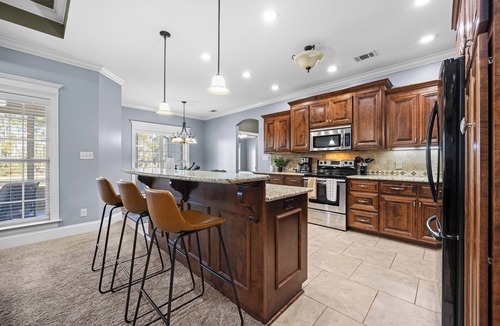 Stockton House | Quiet Family Getaway Sleeps 9, Two Acres, with Gym & 3 TVs