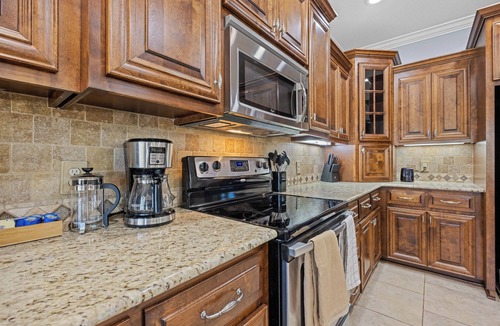 Stockton House | Quiet Family Getaway Sleeps 9, Two Acres, with Gym & 3 TVs