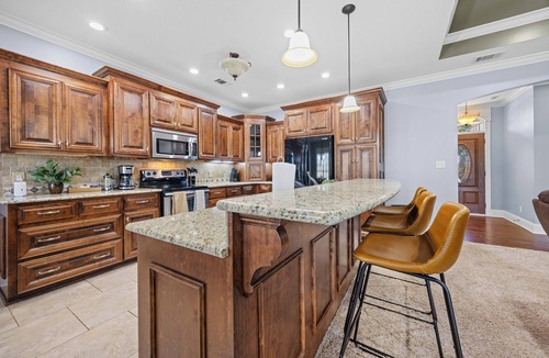 Stockton House | Quiet Family Getaway Sleeps 9, Two Acres, with Gym & 3 TVs