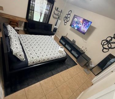 Davenport House | Quiet , Furnished , Wi-Fi Ready