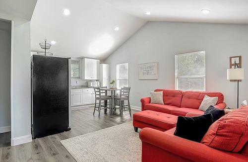 Dixieland Apartment | Quiet Historic Retreat | Walk to Lake Hunter