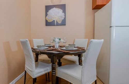 Arlington Park House | Quiet Nomad Retreat: Workspace|Near Arlington Park