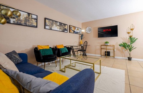 Arlington Park House | Quiet Nomad Retreat: Workspace|Near Arlington Park