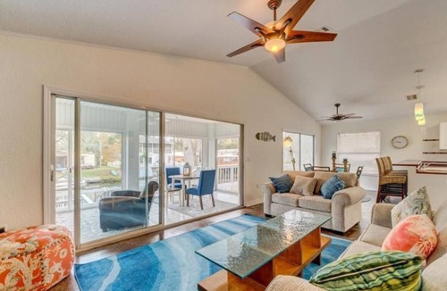 Spring Hill House | Quiet Water Front Retreat