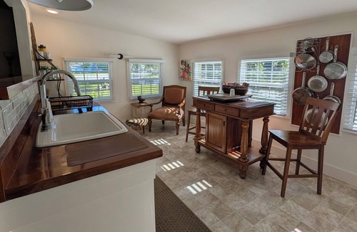 New Smyrna Beach House | Quirky Pine Cottage - Peaceful Mainland Retreat in New Smyrna Beach
