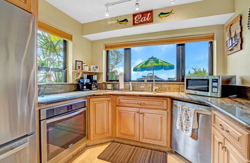 Key Largo House | Rare Bayfront End Unit Moon Bay 2BR w/Boat Slip, Pool, Beach & Sunset Views