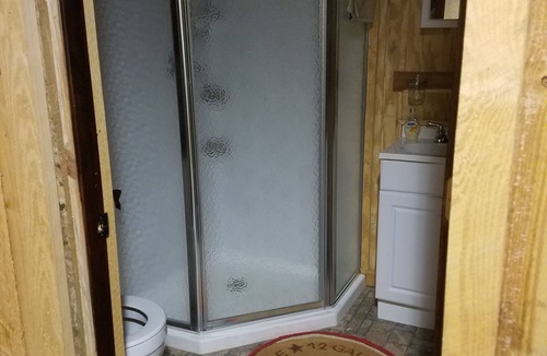 Statesboro Cabin | Red Fern Lodge Room 2