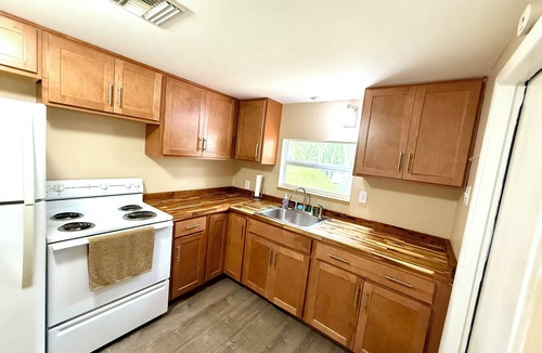 Old Homosassa House | Red Maple Cottage - Peaceful 2BR 1BA Near the Water – Boat & Trailer Friendly!