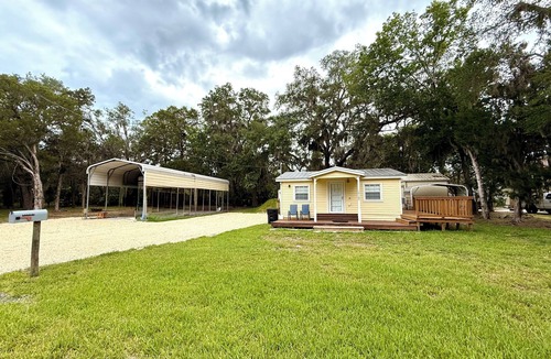 Old Homosassa House | Red Maple Cottage - Peaceful 2BR 1BA Near the Water – Boat & Trailer Friendly!