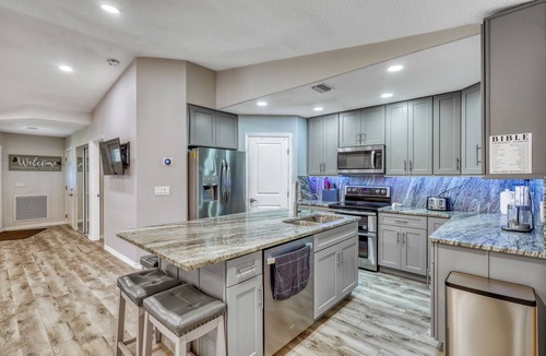 Lake Sarasota House | Relax and recharge Hot Tub,Tesla charger,11 sleeps