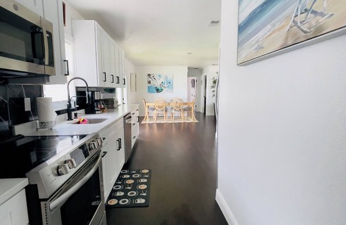 Lake Sarasota House | “Relax & Beach Vibes – Minutes to Siesta Key”