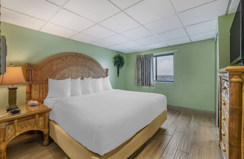 Seabreeze Park Hotel | Relax by the Beach with Pool Near Boardwalk Attractions | 2 Units