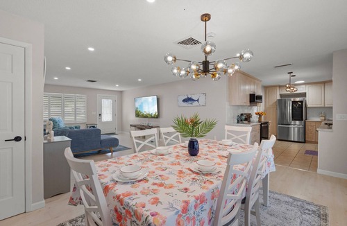 Gulf Gate Estates House | Relax in style at Coral Breeze! Your private Sarasota escape | Heated pool | Sunroom |