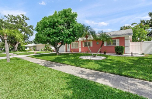 Gulf Gate Estates House | Relax in style at Coral Breeze! Your private Sarasota escape | Heated pool | Sunroom |