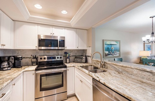Siesta Key Condo | Relax in this 2-bedroom, 2-bath Bayside T Model condo in Sarasota.