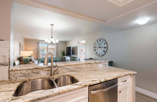 Siesta Key Condo | Relax in this 2-bedroom, 2-bath Bayside T Model condo in Sarasota.