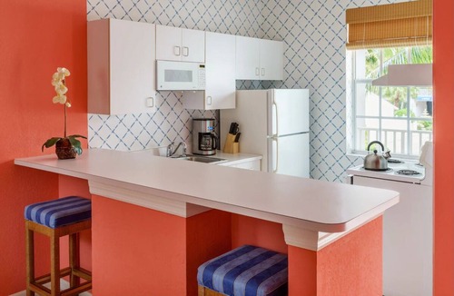 Marco Island Hotel | Relaxed Island Stay, Classic Olde Marco Inn 2BR Suite near Dining