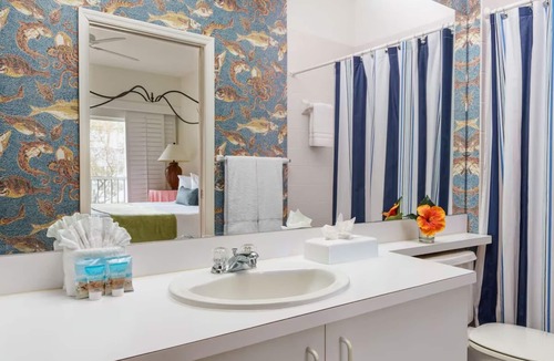 Marco Island Hotel | Relaxed Island Stay, Classic Olde Marco Inn 2BR Suite near Dining