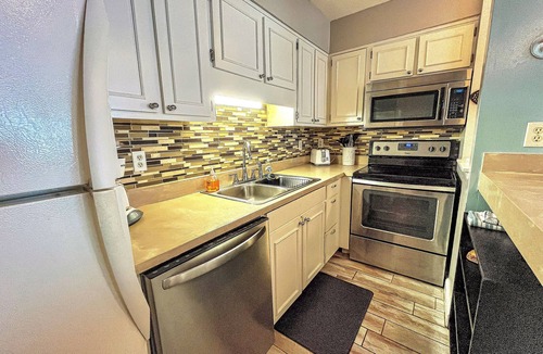 Holiday Beach Condo | Relaxing 1Br Condo sleeps 4. Pool outside back door. Beach Access.