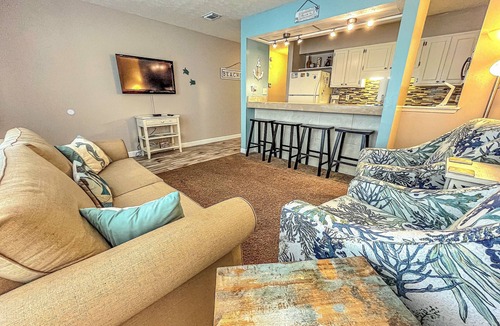 Holiday Beach Condo | Relaxing 1Br Condo sleeps 4. Pool outside back door. Beach Access.
