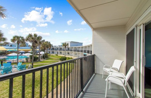 Neptune Beach Hotel | Relaxing Airy Beach Retreat, Perfect for a Peaceful Getaway Escape, Pet Friendly