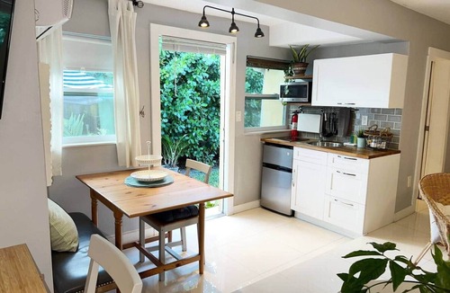 Flagami House | Relaxing studio with patio- Free parking & laundry