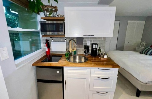 Flagami House | Relaxing studio with patio- Free parking & laundry