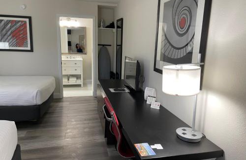 Trailer Estates Apartment | Remodeled, Huge Pool, Tiki Bar & Grill, Quiet Room