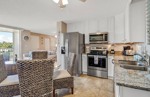 Bonita Springs Condo | REMODELED STUDIO | FREE WIFI | KING BED + QUEEN SLEEPER | FREE PARKING | STEPS TO BONITA BEACH