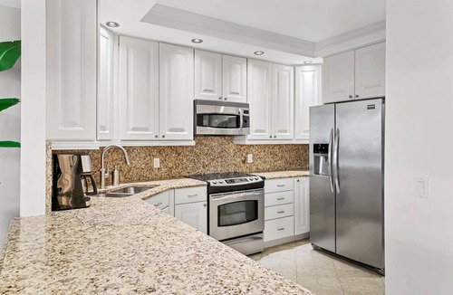 Longboat Key Condo | RENOVATED 2/2 w/VIEW, Beach/Pools/Fitness/Tennis