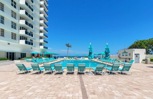 Hollywood South Central Beach Condo | Renovated 2 BR at the Beach in superb Hollywood